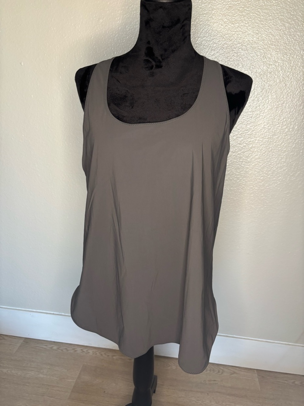 lululemon athletica Scoop Neck Tank Top in Taupe Gray Size M/L